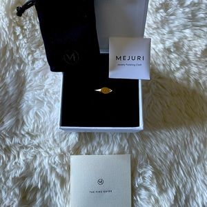 Mejuri signet ring engraved with a “G”. Size 6.
